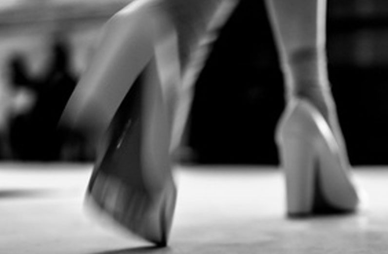 Elegante Damenfüsse in stimmungsvoller Bewegung